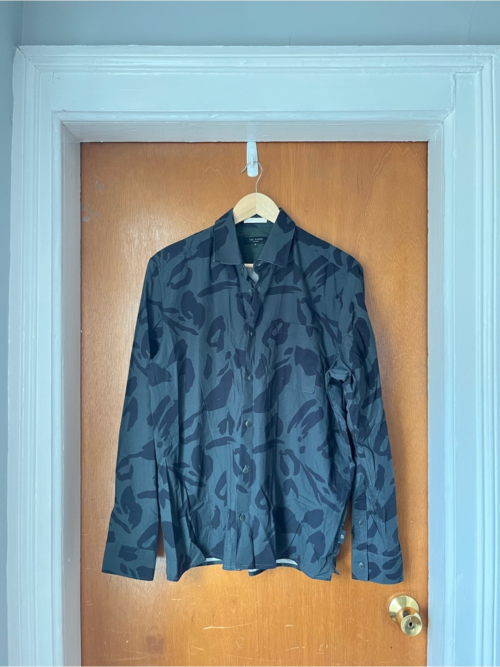 •Men’s Ted Baker Karpass LS animal print shirt• Size 3